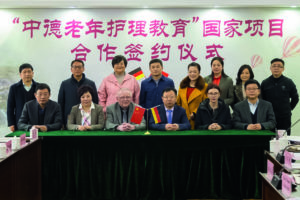 Group picture: Management of the fuu-sachsen and project partners at the signing of the contract