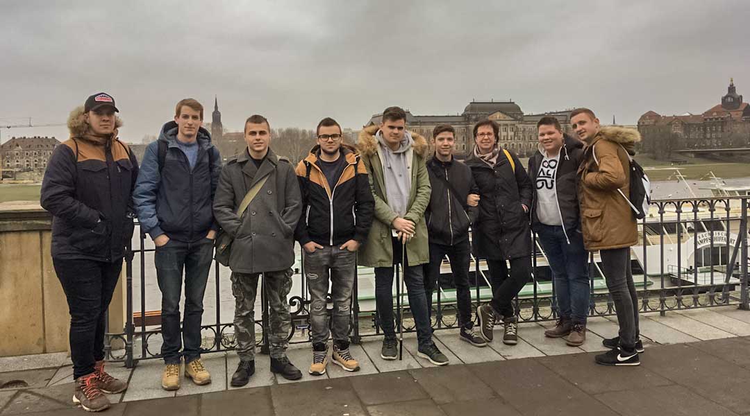 Group picture of Hungarian students on the Brühlsche Terasse in Dresden